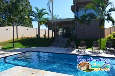 Recanto do Sabiá para Alugar em Miguelopolis - Vista da Piscina para a Casa