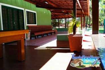 Rancho Bandeirante para Alugar em Miguelopolis - Varanda Com Mesa de Sinuca