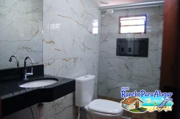 Rancho Meirival 3 para Alugar em Miguelopolis - Interior dos Banheiros