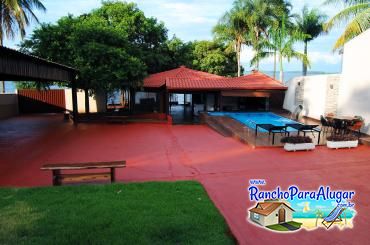 Rancho do Pedro para Alugar em Miguelopolis - Vista da Casa para a Piscina