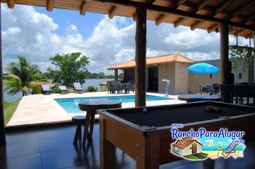 Rancho Recanto Maranata para Alugar em Miguelopolis - Varanda com Mesa de Sinuca