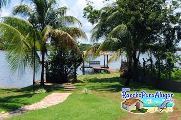 Rancho Recanto Maranata para Alugar em Miguelopolis - Vista da Piscina para o Rio