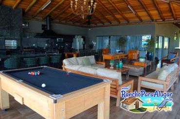 Rancho Recanto Maranata para Alugar em Miguelopolis - Varanda com Mesa de Sinuca