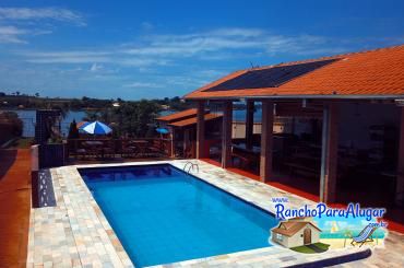 Rancho Tropical para Alugar em Miguelopolis - Piscina com Deck e Chuveirão