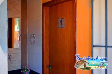 Rancho da Ercília para Alugar em Miguelopolis - Banheiros ao Lado do Quiosque