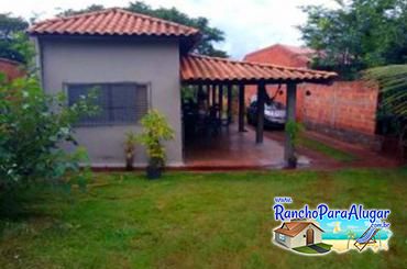 Rancho Tira da Alegria para Alugar em Miguelopolis - Estacionamento Interno