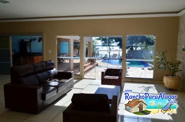 Rancho Giroldo 3 para Alugar em Miguelopolis - Vista da Sala para a Piscina