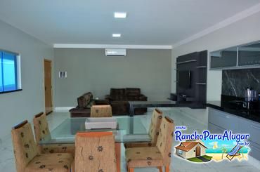 Rancho Top 10 para Alugar em Miguelopolis - Sala e Cozinha Conjugada