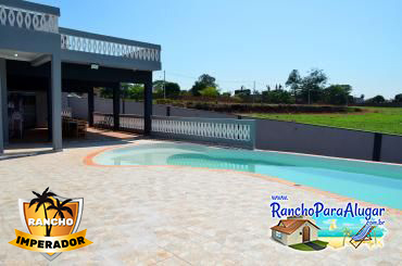 Rancho Imperador para Alugar e à Venda em Miguelopolis - Vista da Piscina para a Varanda