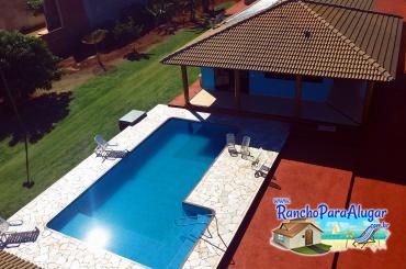 Rancho Pedra Rara para Alugar em Miguelopolis - Piscina ao Lado da Casa