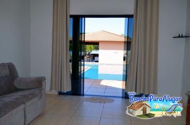 Rancho Pedra Rara para Alugar em Miguelopolis - Vista da Sala para a Varanda