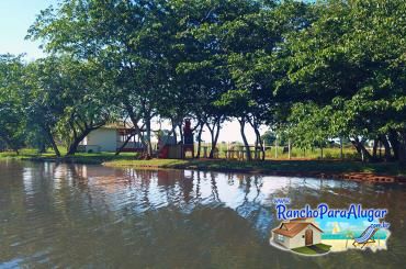 Rancho Pedra Rara para Alugar em Miguelopolis - Vista do Rio para o Rancho