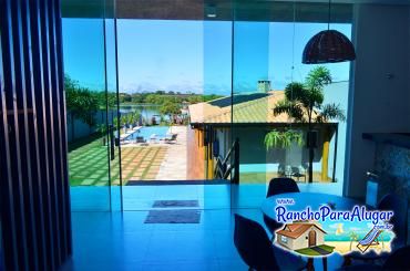 Rancho Recanto das Palmeiras para Alugar em Miguelopolis - Vista da Sala para a Piscina