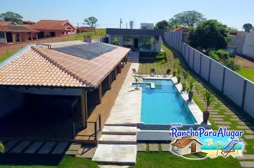 Rancho Recanto das Palmeiras para Alugar em Miguelopolis - Piscina ao Lado da Varanda