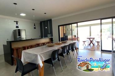 Rancho dos Amigos para Alugar em Miguelopolis - Cozinha Vista para Varanda