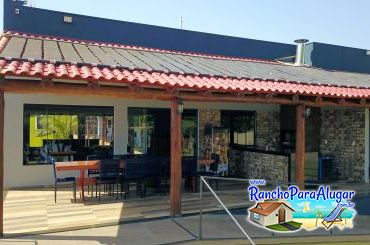 Rancho Recanto da Amora para Alugar em Miguelopolis - Vista da Piscina para a Área Gourmet