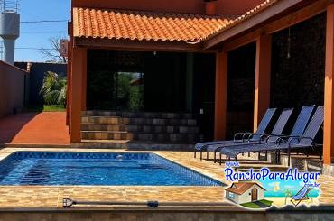 Rancho Recanto da Mirela para Alugar em Miguelopolis - Vista da Piscina para a Casa