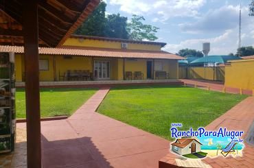 Rancho Recreio 3 para Alugar em Miguelopolis - Vista da Área de Churrasco para a Casa