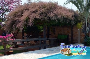 Rancho Aroeira para Alugar em Miguelopolis - Vista da Piscina para o Pergolado