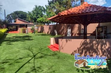 Rancho Show Barbosa 1 para Alugar em Miguelopolis - Vista do Quiosque para a Casa