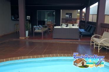 Rancho Imperador para Alugar e à Venda em Miguelopolis - Vista da Piscina para a Varanda