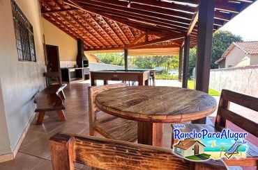 Rancho Alvorada para Alugar em Miguelopolis - Varanda com Área de Churrasco e Mesa de Sinuca