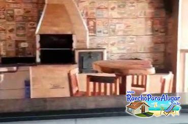 Rancho Recanto Dorotheo para Alugar em Miguelopolis - Vista da Cozinha para a Área de Churrasco