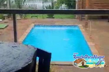 Rancho Recanto Dorotheo para Alugar em Miguelopolis - Vista da Área de Churrasco para a Piscina