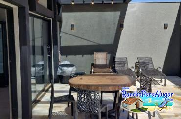 Rancho Camarote para Alugar em Miguelopolis - Mesinha ao Lado da Piscina