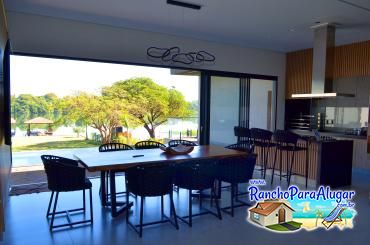 Rancho Flamboyant para Alugar em Miguelopolis - Vista da Sala para a Área Gourmet
