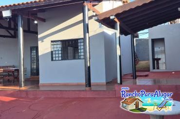 Rancho Vinimar 2 para Alugar em Miguelopolis - Banheiro ao Lado da Piscina